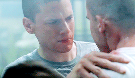 scofields:#look at how they comfort each other #Michael always places his hands on the side of Linc’