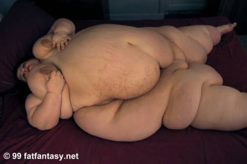 planetspect: mega-spanishfeeder: manufan7: Is this goddess your “Fat fantasy”? I wish I could spe