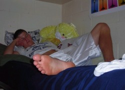 dirtycollegeboyfeet:  Passed out jock after basketball practice. Perfect opportunity to sneak a sniff from those smelly feet.