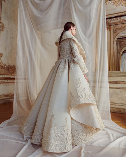 https://www.ashistudio.com/couture-one/f-w-2018-2019?img-id=0