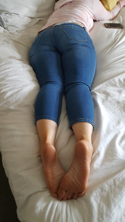 myprettywifesfeet: My pretty wifes adorable soles and juicy booty.please comment A sexy one from my 