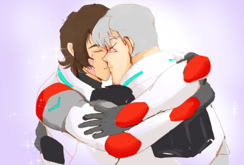 tforyoi:Kiss—- for S7E1 , when Keith hug Shiro, it seems they will have a kiss later (though n