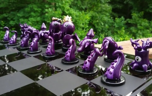 archiemcphee:  We love this tentacular Cthulhu chess set. This is the work of Kelsey of LittleFatDra