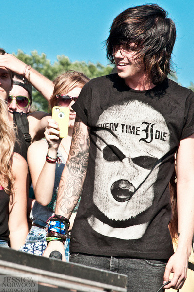 tjs-all-guys-n-guys-all-the-time: a hottie … still not sure if its Kellin Quinn or not &helli