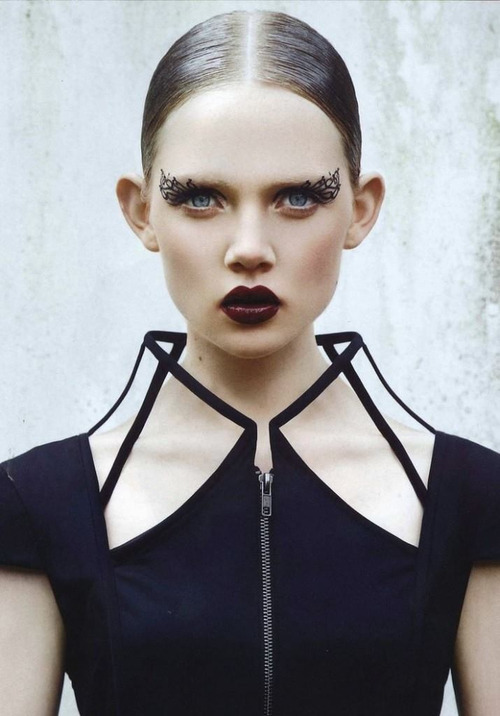 livelikeahouseinthehuricane:  Black eyeliner na We Heart It.