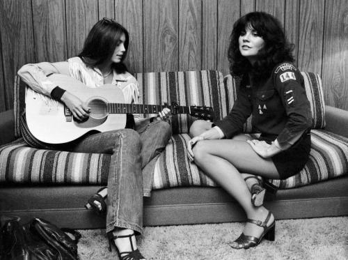 idasessions:Emmylou Harris and Linda Ronstadt backstage in LA, 1977. Photos by Steve Schapiro