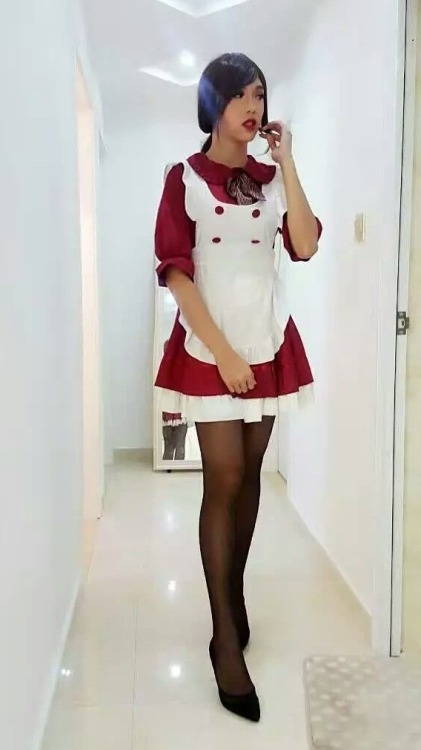 lovepantyhoselover:lovepantyhoselover:I am a cute maid!Many people this maid outfit