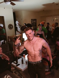 bonermakers:  Congrats to this Olympic skier - Gus Kenworthy - for coming out and representing successful gay athletes. Great message for young athletes struggling with being themselves.And it doesn’t hurt that he’s cute, charming, and seems like