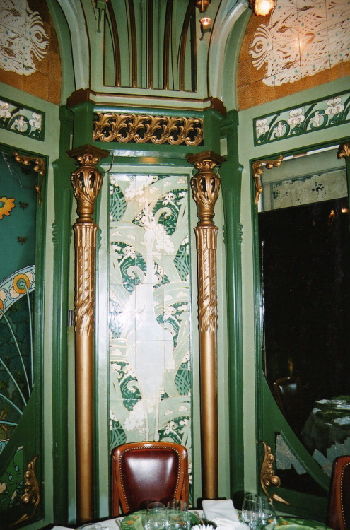 muchastyle:La Fermette Marbeuf is a renowned restaurant in Paris’ 8th district. Its Art Nouveau deco