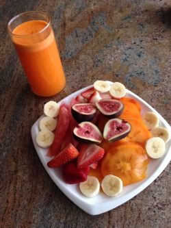 runfromshadows:  Being more raw is my New Years resolution. Starting day 3 off with a fresh orange carrot ginger juice and a plate of persimmon, banana, strawbs, watermelon, and figs 😍 