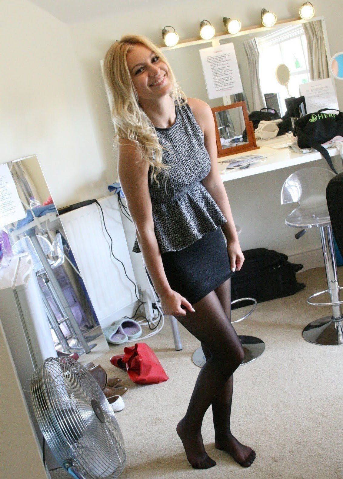 pics of girls in skirt and black pantyhose