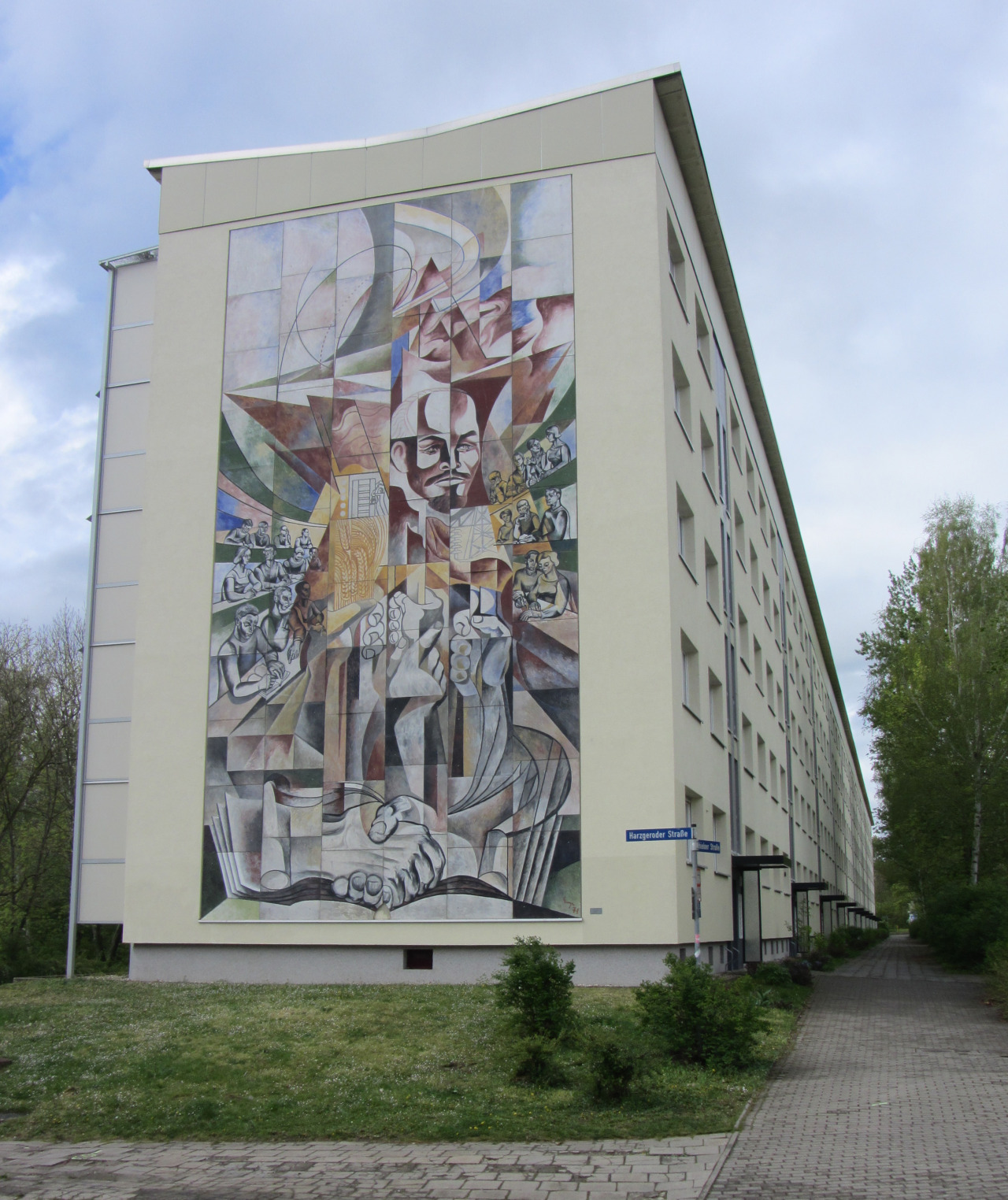 architectureofdoom:  Er rührte an den Schlaf der Welt mural, Erich Enge, Halle-Neustadt,