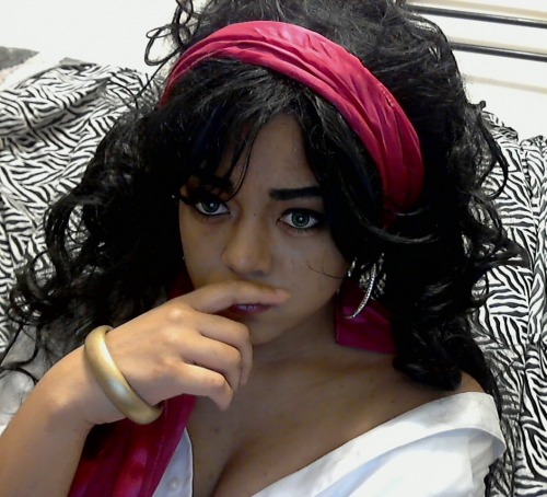 yakfrost:Esmeralda cosplay test, i really went out on a limb with the makeup but i think it worked?