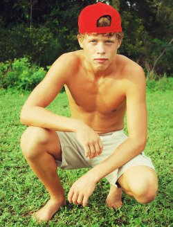 ohio18guy1995:  just-a-twink:  jhnydep:  diddy… sweet  cute backwards cap twink, shirtless &amp;  barefoot  So very HOT…. 