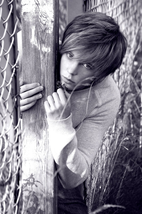 yoshicuteboy:  le garçon se cache / the boy playing hide and seek