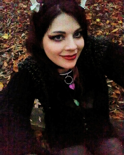 venomousserpent:Bath tub, new hair color, and cute outfits
