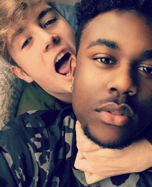 yesgeestuff:  who are they?! i want to follow both!