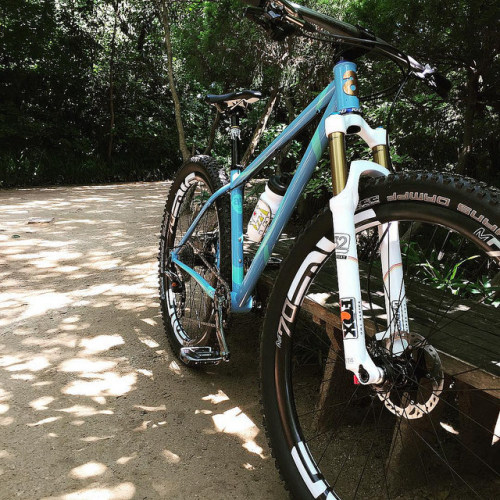 kinkicycle: 木陰は涼しくて気持ちいいですが、蚊が多くてヤバい。 by Grumpy Bike on Flickr.