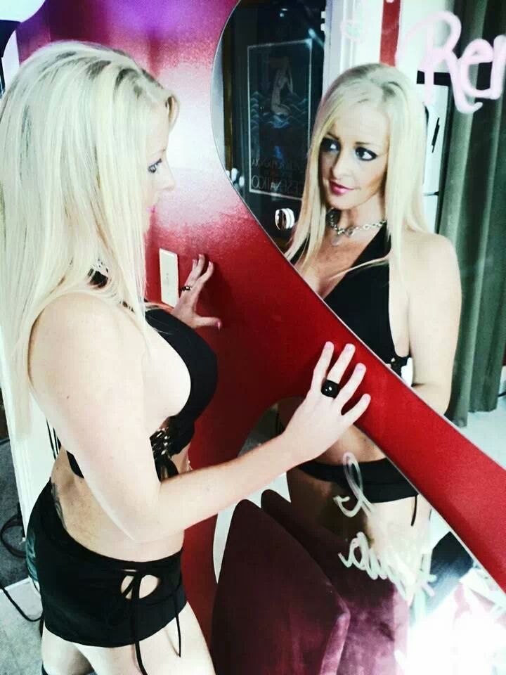SeXXXyRenee checkin herself out in the mirror