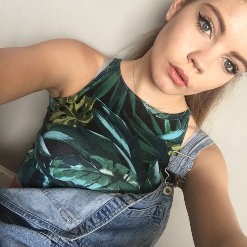 wild-nirvana:  Sunshine outfit happiness today. Ps my sun cream has glitter in!!!