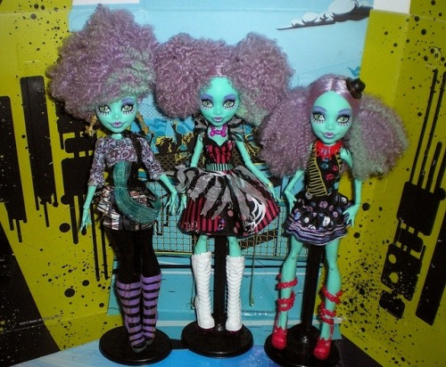 “Freak du Chic” Honey(s) Swamp.Left, new outfit & hairstyle. In the middle, basic. R