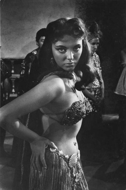 damsellover: Joan Collins in Land of the Pharaohs (1955)