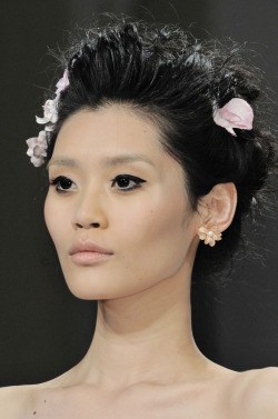 telojuropordior:  ming xi @ zac posen s/s