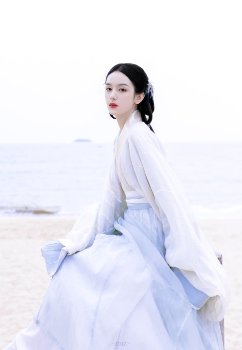 simply-zhouye:Gorgeous edits of Zhou Ye 周也 looking beautiful in her Hanfu ~ Happy Mid-Autumn Festiva