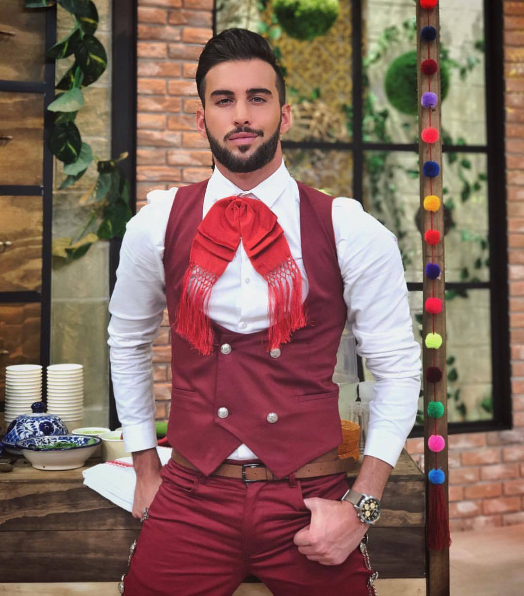 soliloquy-in-the-dark:Roberto Carlo, Mexican actor and television presenter