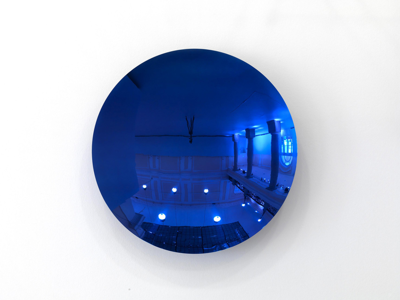 artsyloch:  Anish Kapoor     stainless steel and lacquer executed 2001  