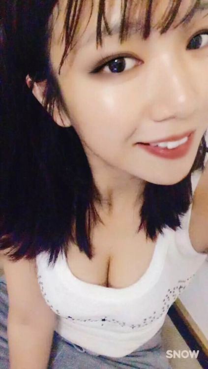 k9876s:[汤友投稿]清纯可爱的女友，私底下还有不为人知的另一面啊 真想捏一把这个胸啊，手感一定不错