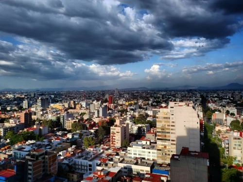 Scattered… #skyporn #highup #clouds #rainclouds #cdmx...