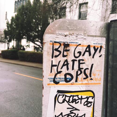 queergraffiti: diversionespubicas: se putxodia a los ratis “be gay! hate cops!”