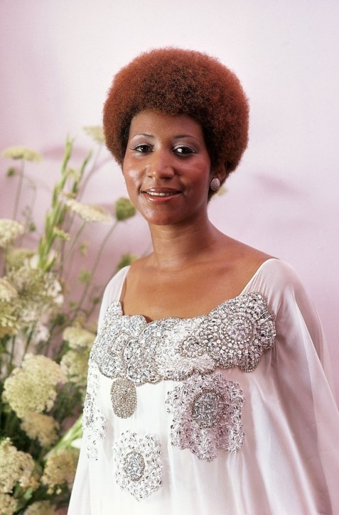 twixnmix:  Aretha Franklin inside her New York home, 1974.  (Photos by Moneta Sleet Jr.)     