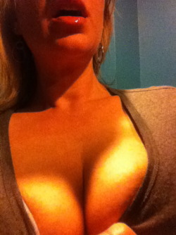 extraneousredux:  Tumblr cleavage. Much different