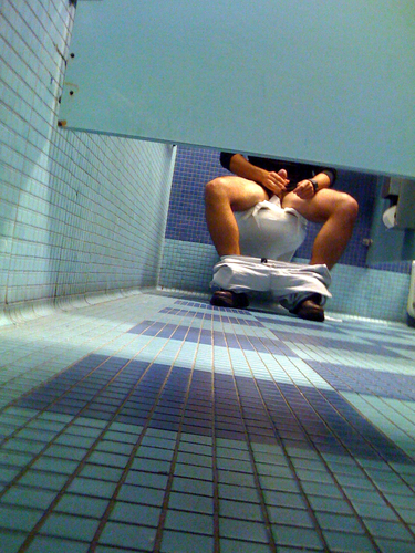 flaiteschilenos:  Pillado en plena en un baño de mall