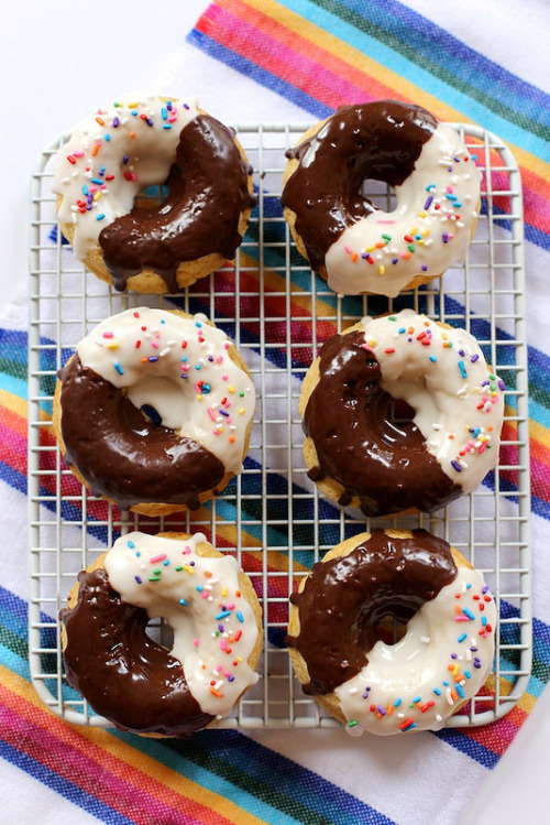 pinterestfoodie1992 - BLACK AND WHITE BAKED DOUGHNUTS