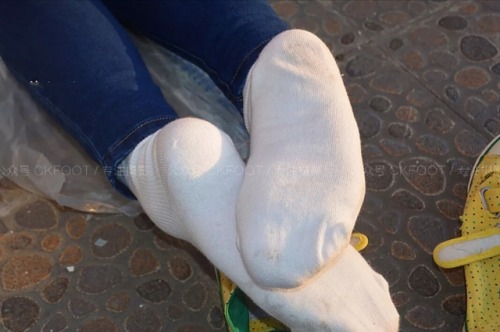 chinesefootfetish: dirty white socks