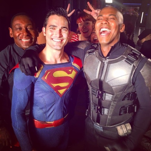 scruffysterek: mehcadbrooks: How many photo bombs can you spot? #supergirl #martianmanhunter #superm