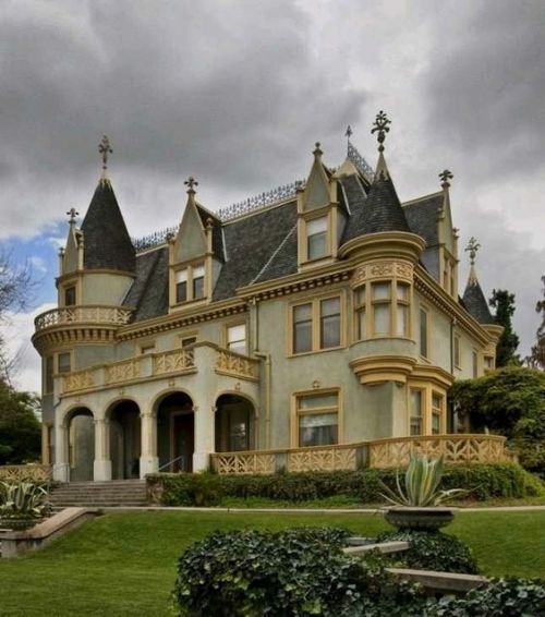 babygirlpurple:  sixpenceee: A compilation of gothic/Victorian style homes.  My favorite so pretty
