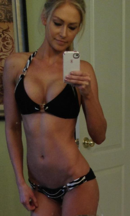 selfiestream:  http://bloggingdrunk.com/selfies