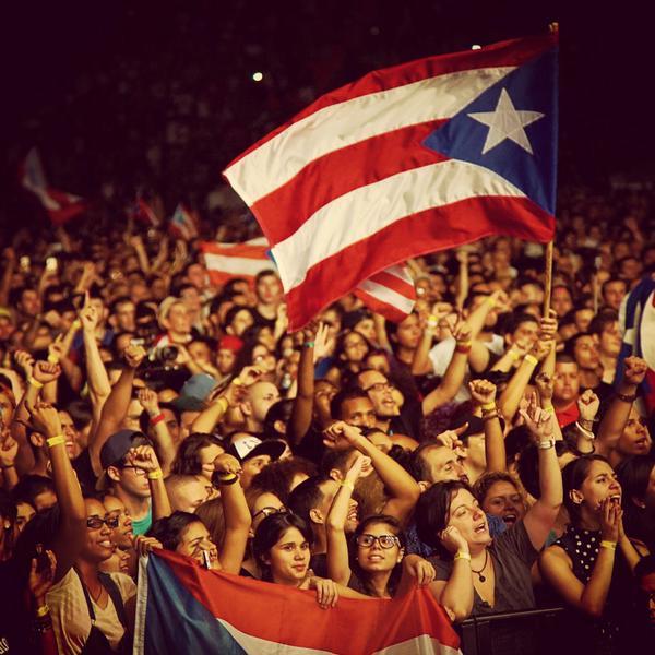 i-sell-my-dreams:  La Monoestrellada durante el concierto de Calle 13 en Puerto