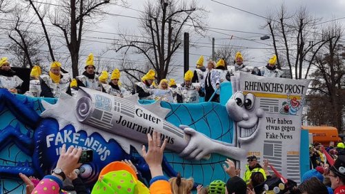 in-love-with-pink-floyd:  Honestly no chill at the german Karneval this year.  Alaaf!!! *throws confetti* 