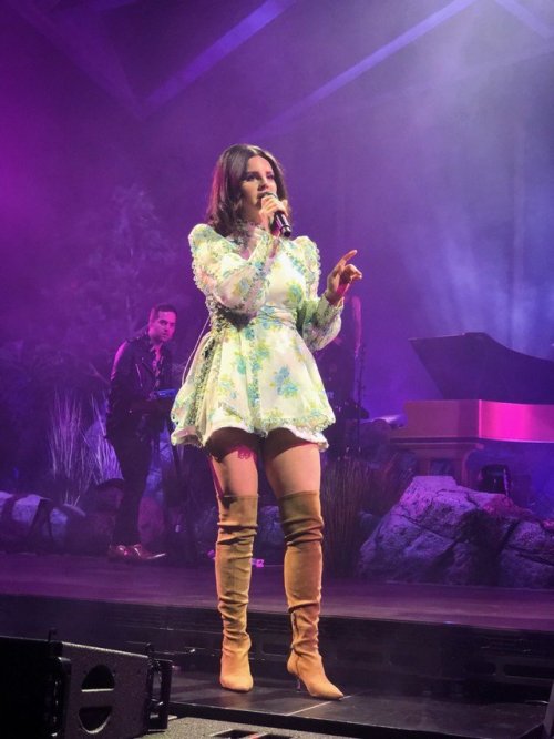 shadesofreak: Lana performing at ‘Valley View Casino’, San Diego, California (Feb. 15, 2