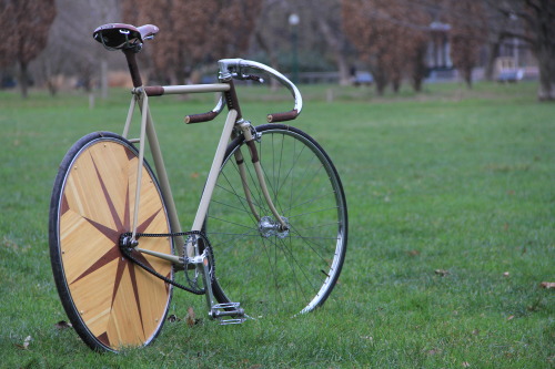Bicyclette de piste Vintage avec une touche Anglaise.Dernière création:  Roue len