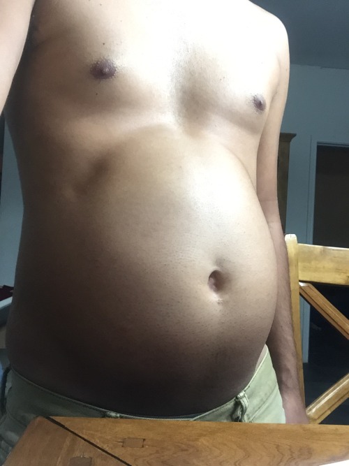 lyricmpreg:  Gained 6+ lbs on vacation this summer. I think it all went to my stomach.#me