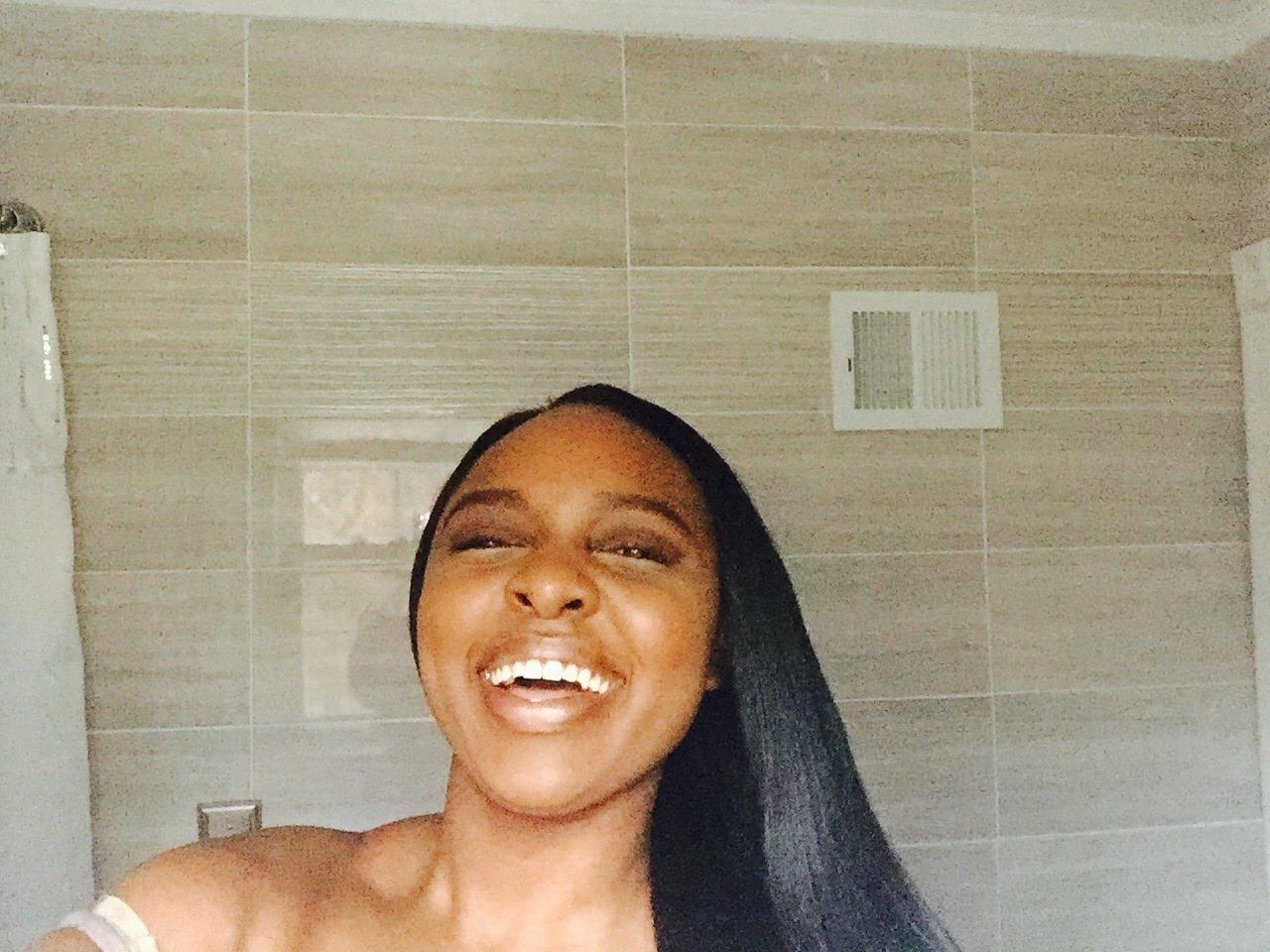theamazonparagon:More selfies. Because the lighting in my bathroom is great.