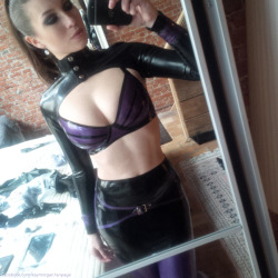 xkaymorgan:Snapshot from yesterday’s shoot. Black &amp; purple latex ♥Follow me on facebook for more latex photos » http://www.facebook.com/kaymorgan.fanpage 