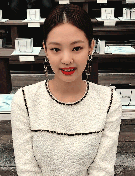 Jennie 190305 Chanel Paris Fashion Week Show
