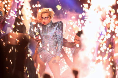 Sex gagaroyale:  Lady Gaga performing at the pictures